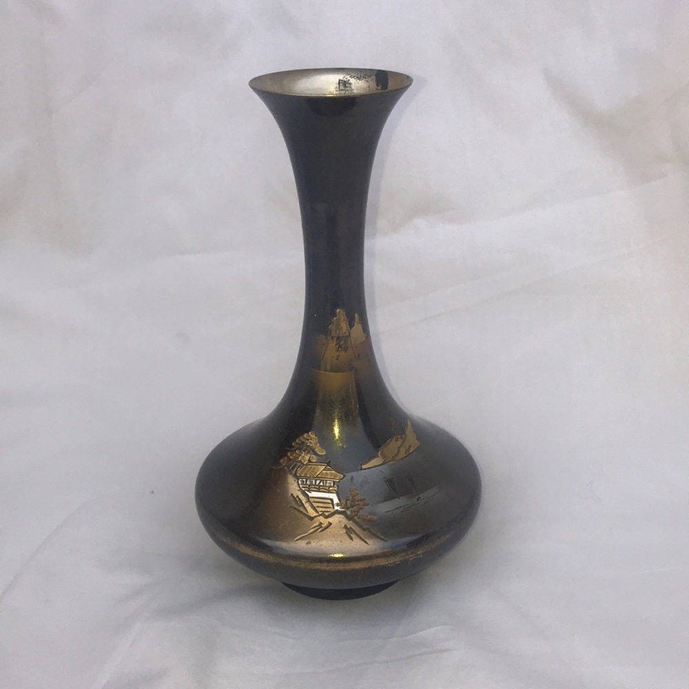 Beautiful scenery engraved metallic vase - Picture 2 of 10